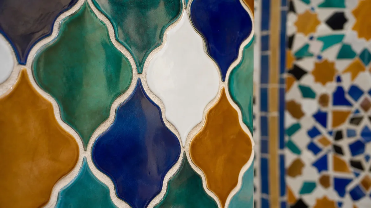 کاشی سنتی مراکشی با طراحی هندسی و لعاب رنگی